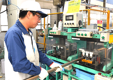 プレス加工機